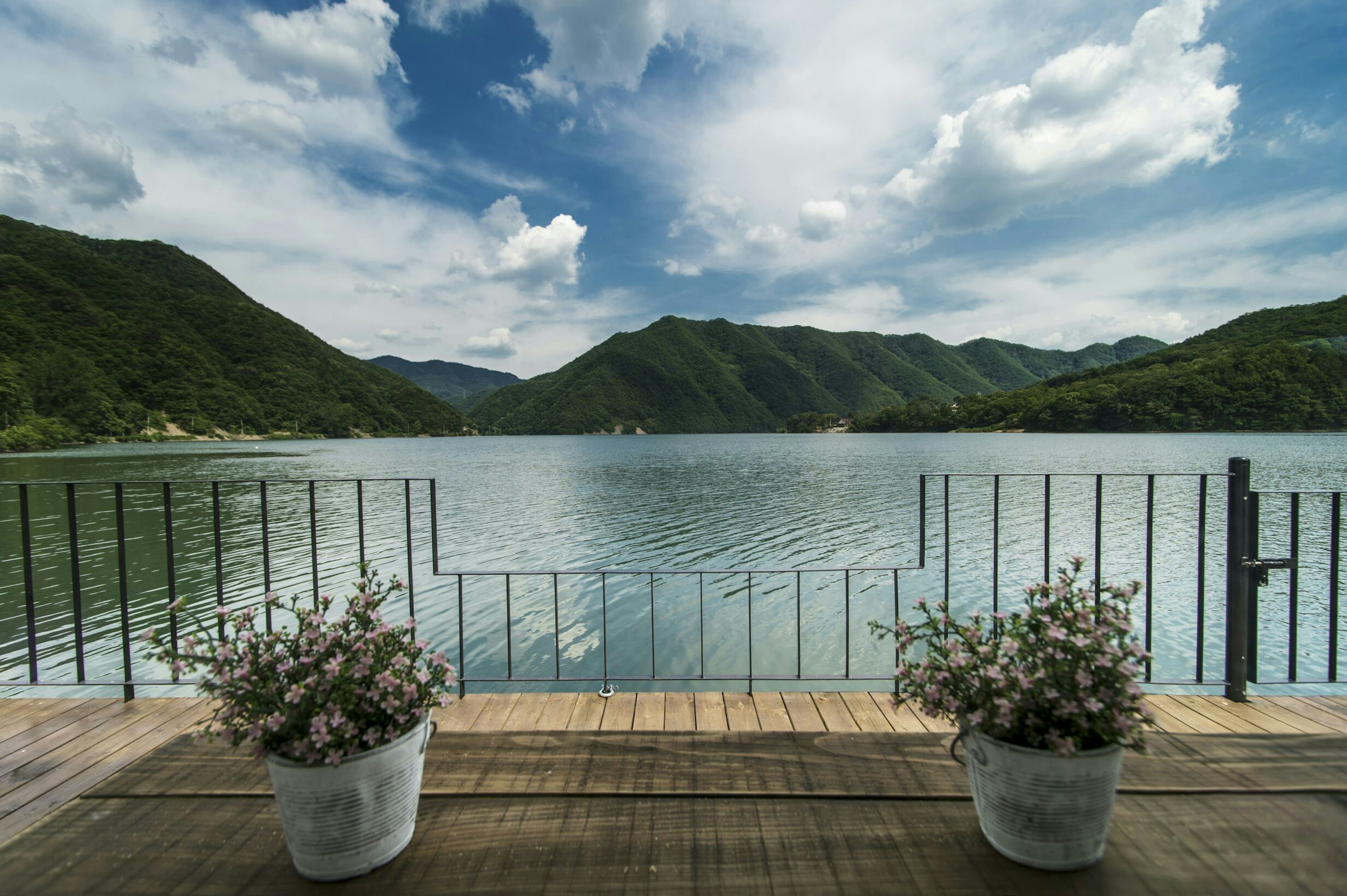 A picture of the lake view from the house's patio