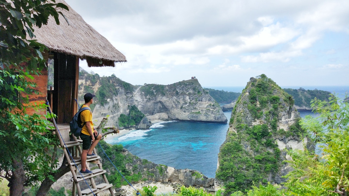 The Molenteng Treehouse (Rumah Pohon) is located within the Thousand Island viewpoint looking along the coast of Nusa Penida.