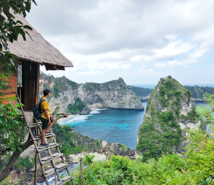 The Molenteng Treehouse (Rumah Pohon) is located within the Thousand Island viewpoint looking along the coast of Nusa Penida.