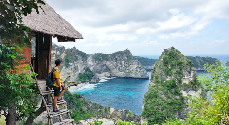 The Molenteng Treehouse (Rumah Pohon) is located within the Thousand Island viewpoint looking along the coast of Nusa Penida.