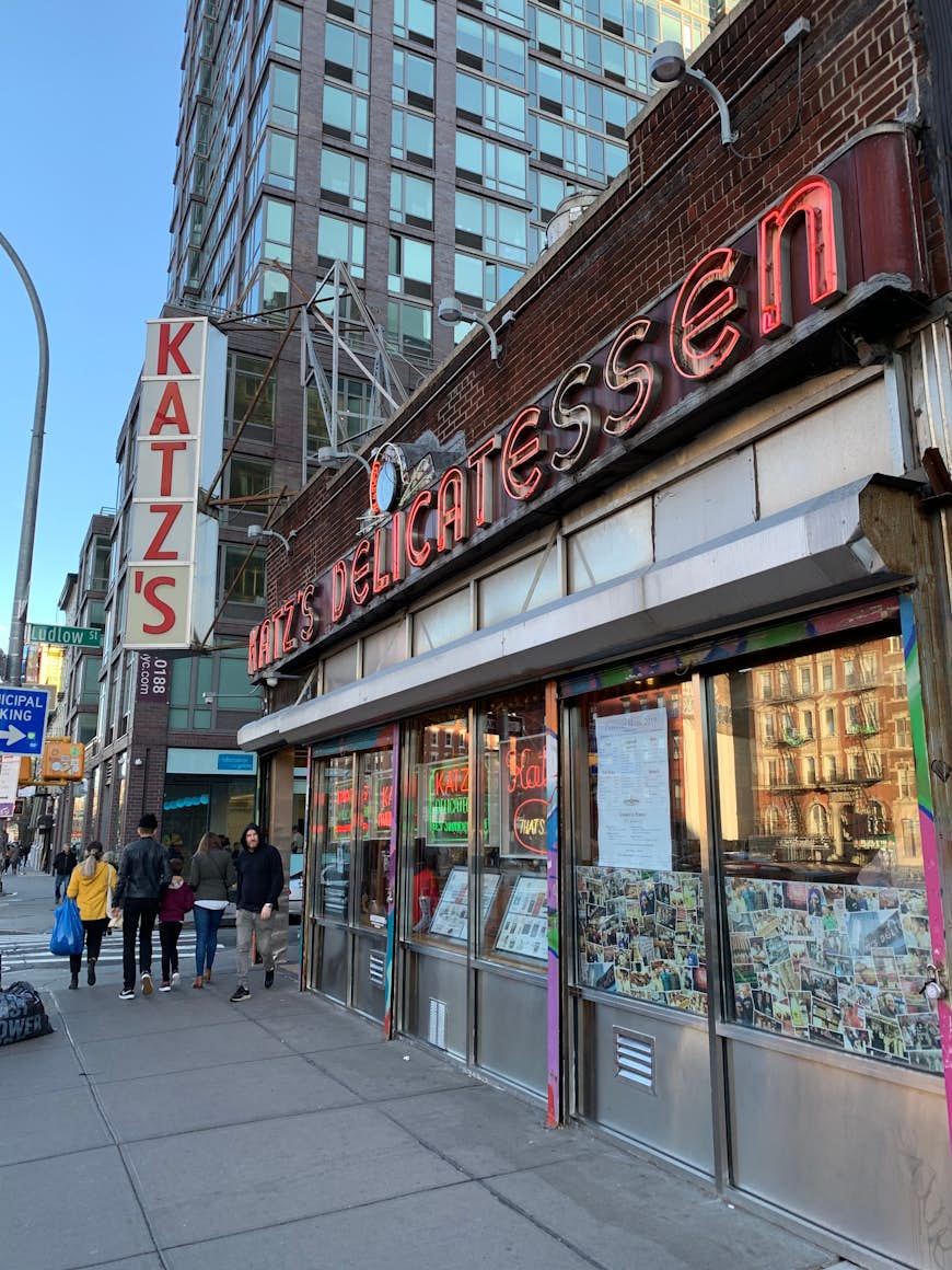 Utomhusbild av Katz's Delicatessen i New York 