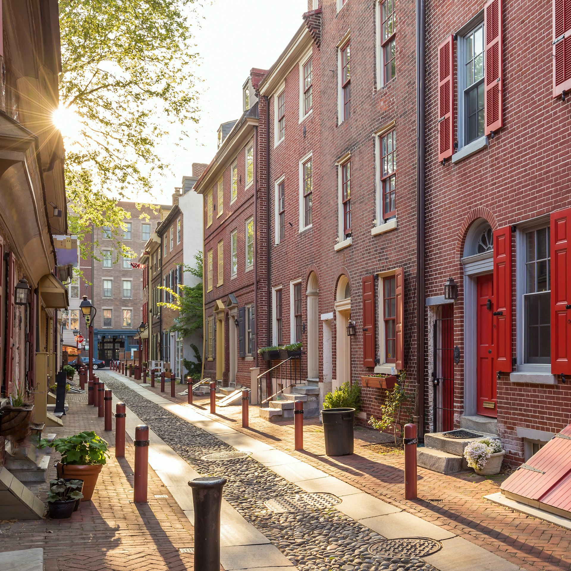 Solen skiner på den färgglada Elfreth's Alley, som kallas landets äldsta bostadsgata, belägen i Philadelphia.