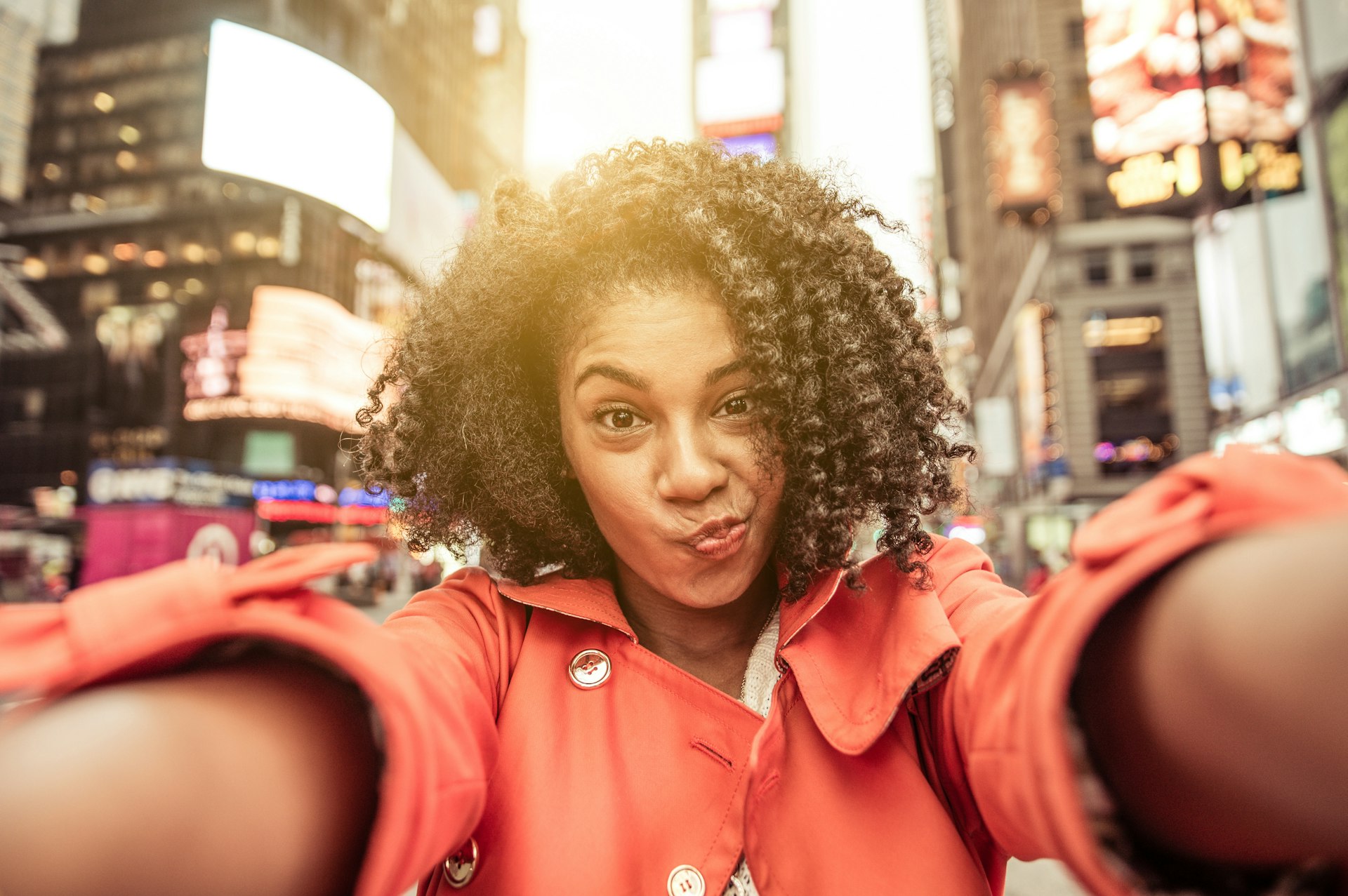 Ung amerikansk kvinna tar selfie i New york, Times Square. 