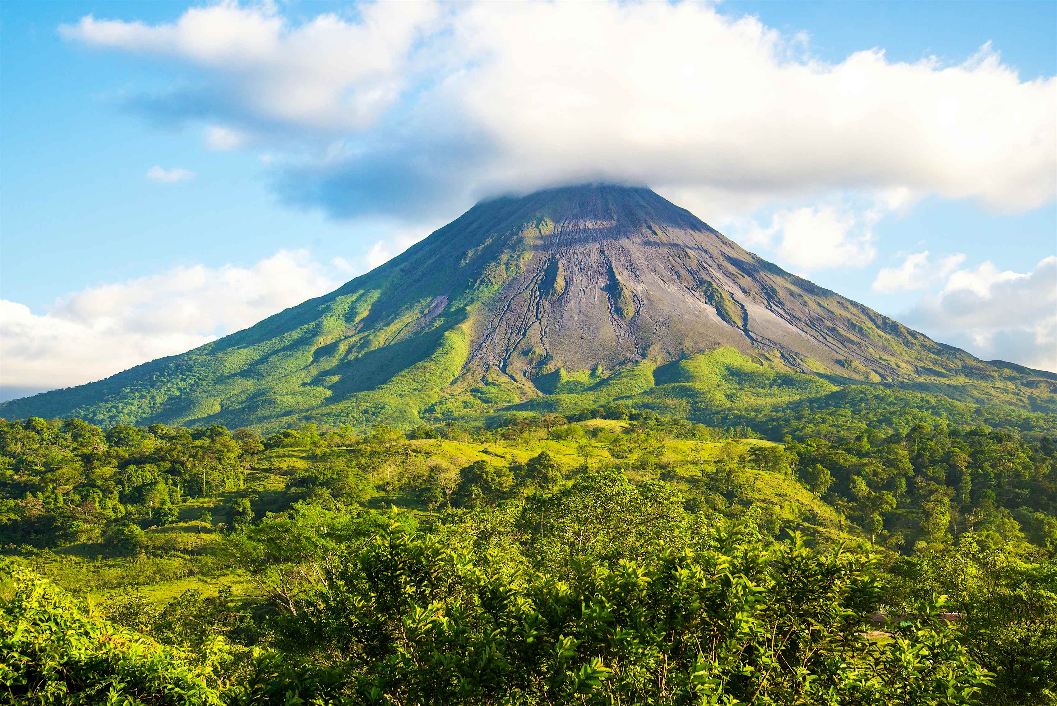 volcanoes to visit in costa rica