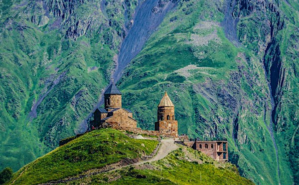 Столица грузии южной осетии азербайджана. Ананури и Казбеги. Тбилиси крепость Ананури. Монастырь Гергети. Грузия природа Казбеги.
