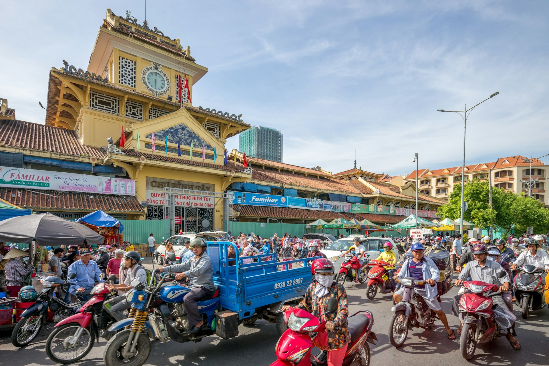 Traffic, particularly motorbikes, crawls past Binh Tay Market (Cholon Chinatown Market) in Ho Chi Minh City is the largest marketplace before the road leading West lớn Mien Tay