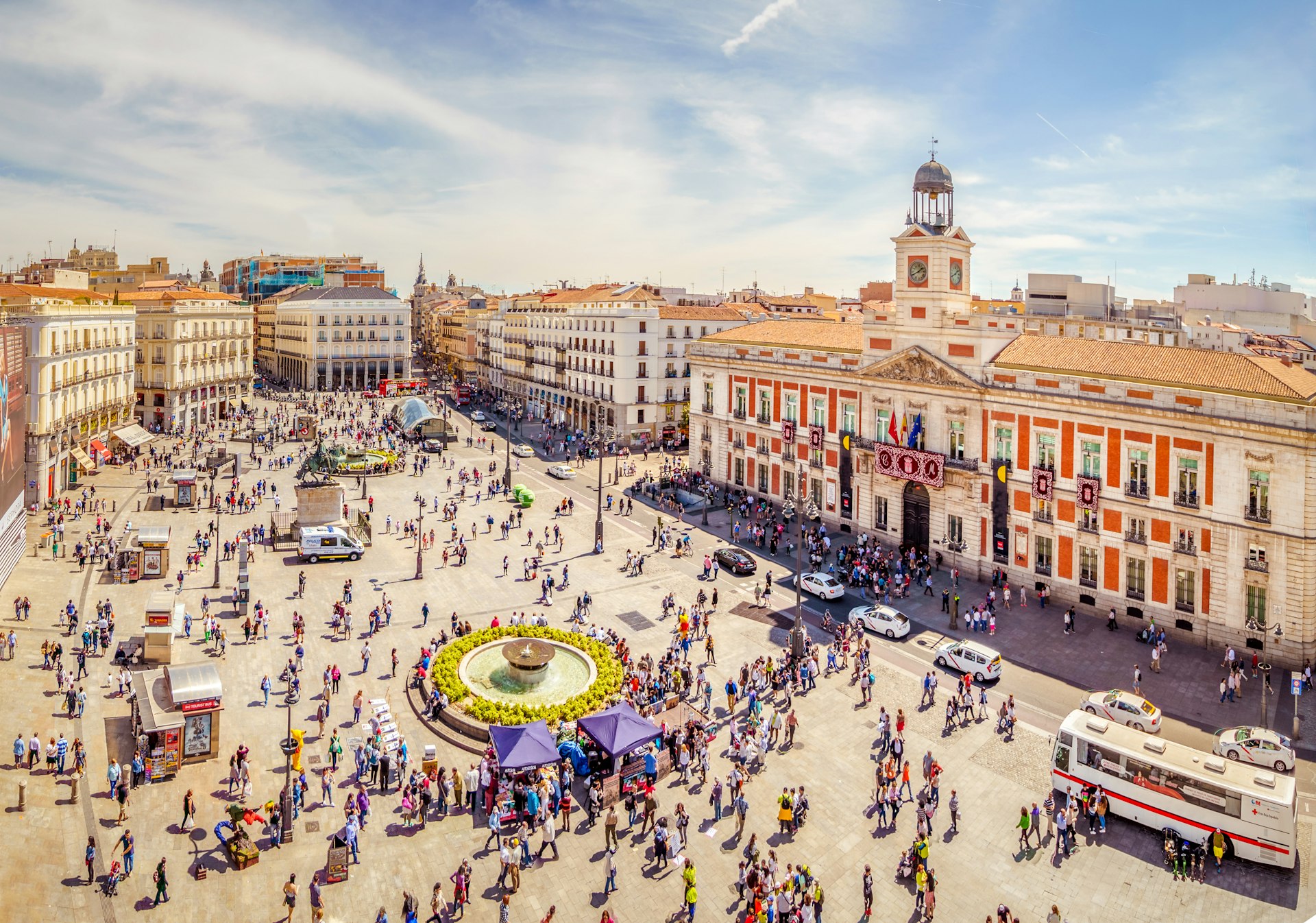 En flygvy över besökare som trängs på torget Puerta del Sol i Madrid en solig dag 2017.