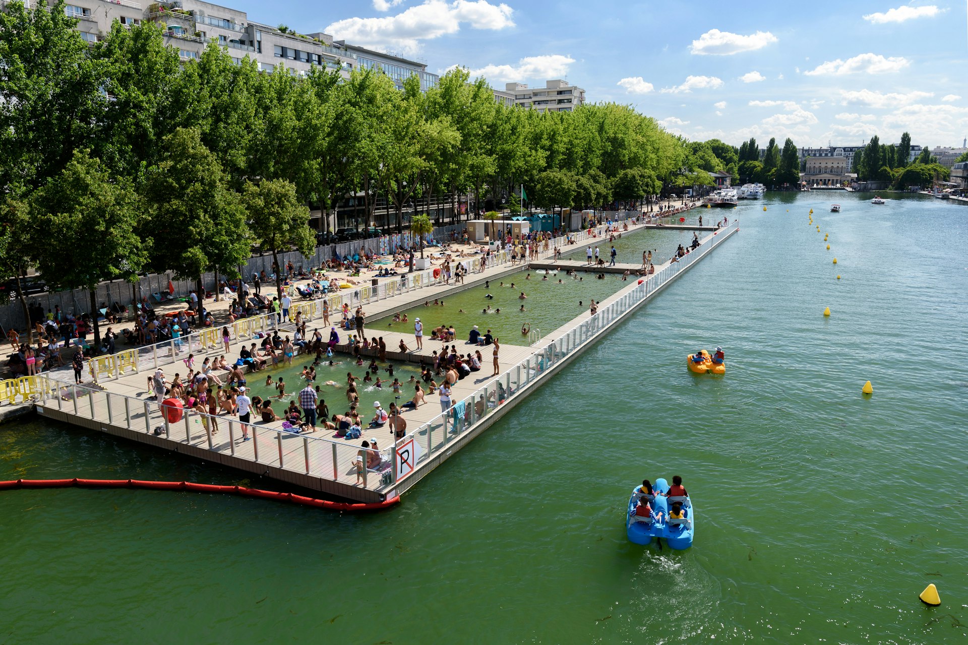 A crowded opening day for the pools on le Bassin de la Villette (Canal de l'Ourcq).
