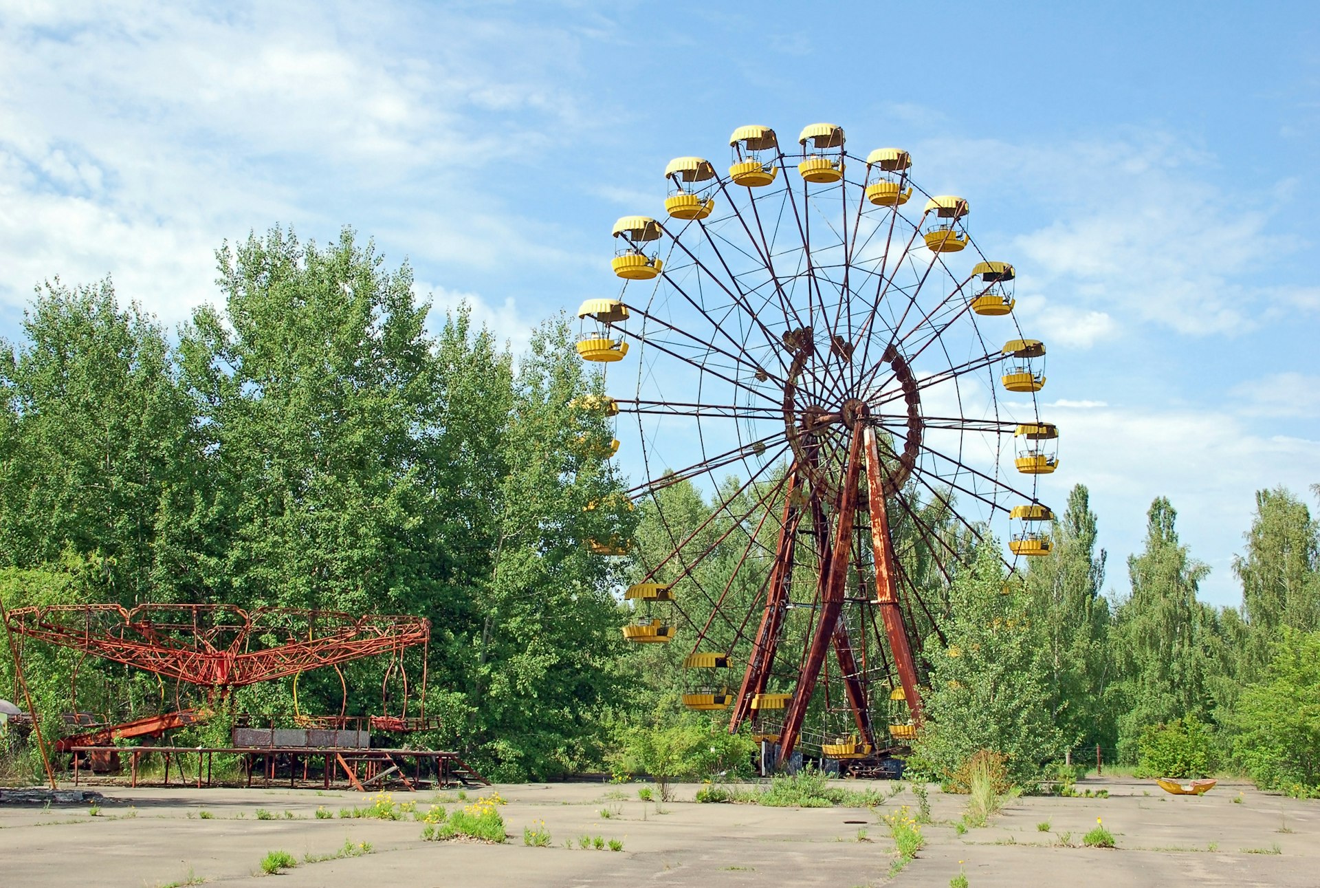 Abandoned ferris wheel in amusement park in Pripyat, Chernobyl 