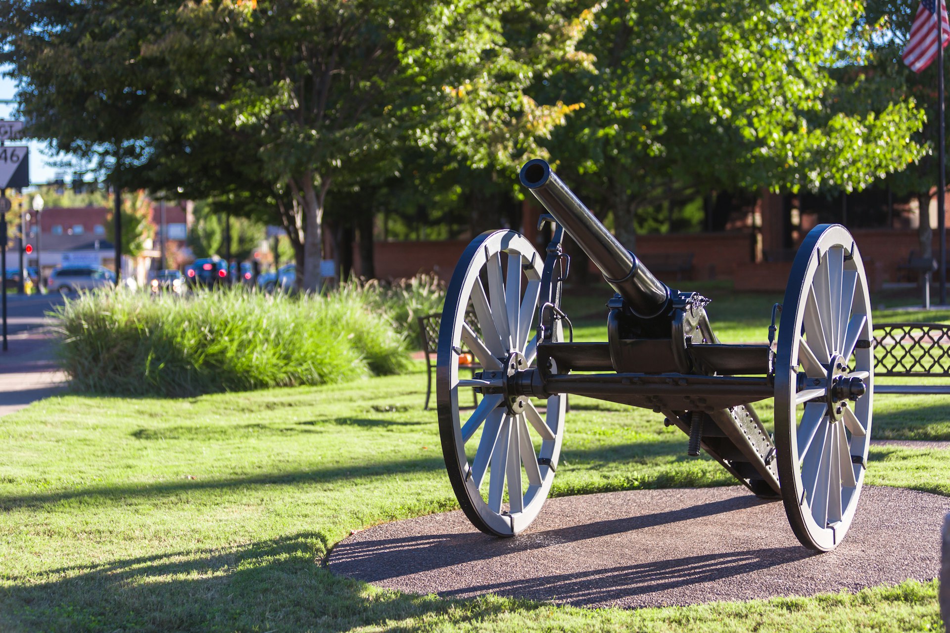 Civil war cannon and monument on the Memorial Square in Franklin, Tennessee