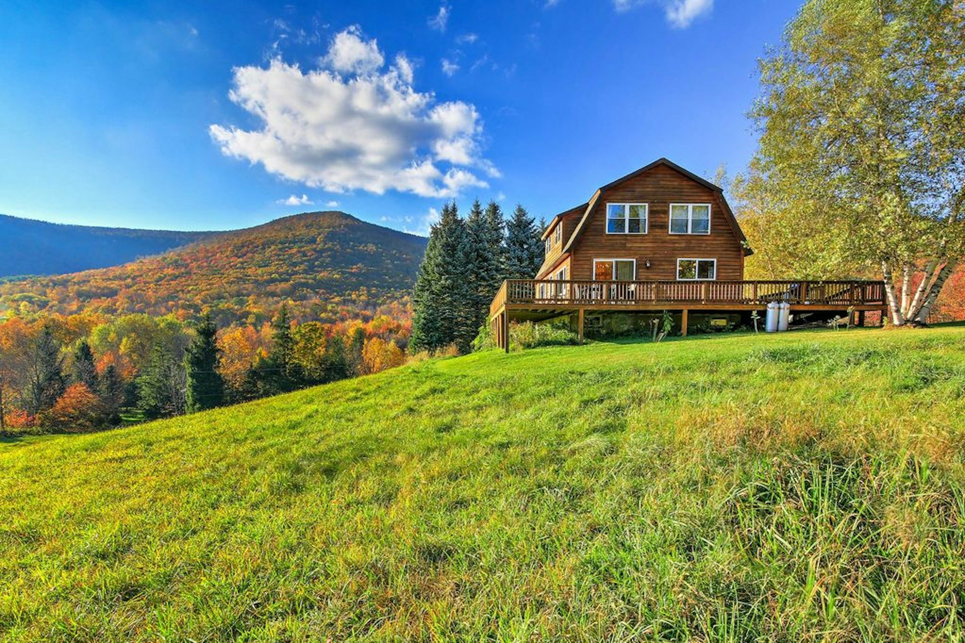 Bearpen Lodge in the Catskills on a bright sunny day