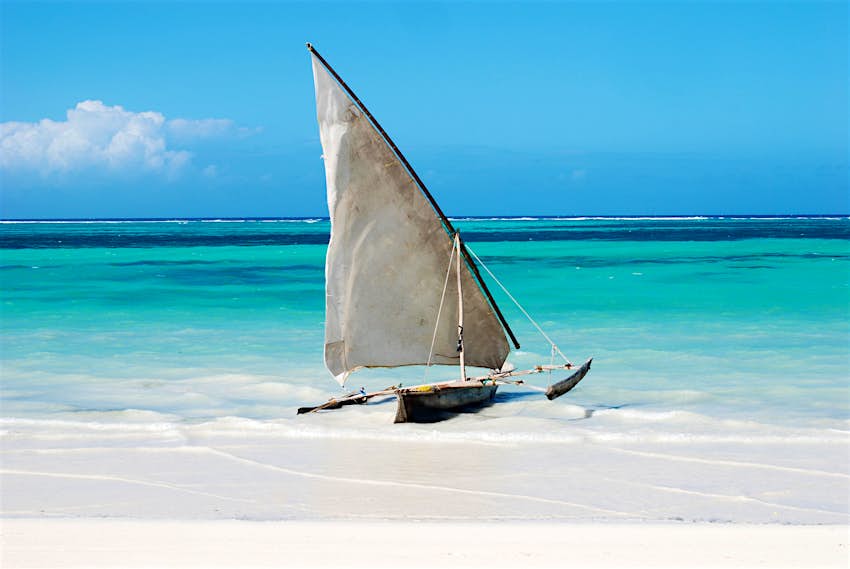 Un voilier traditionnel sur une plage de Zanzibar