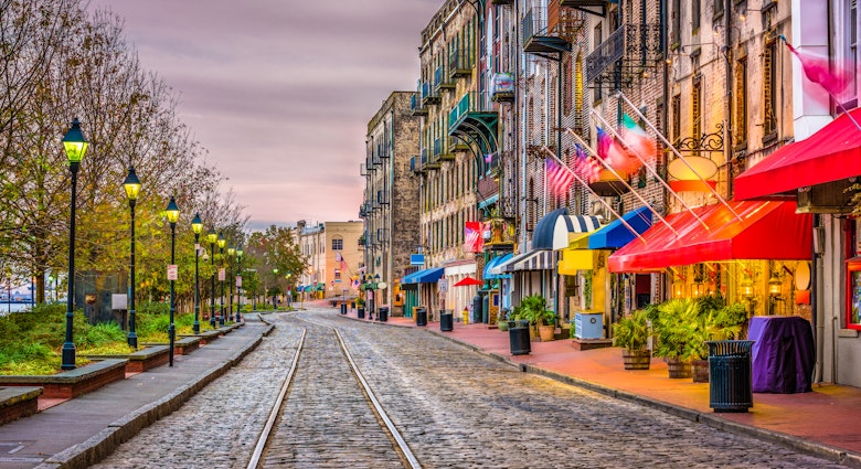 Streetcar tracks, restaurants and bars on River Street.