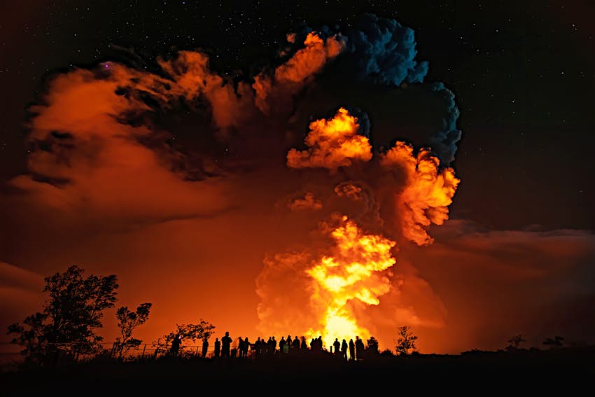 游客在夏威夷火山国家公园的基拉伊火山的新峰会爆发。