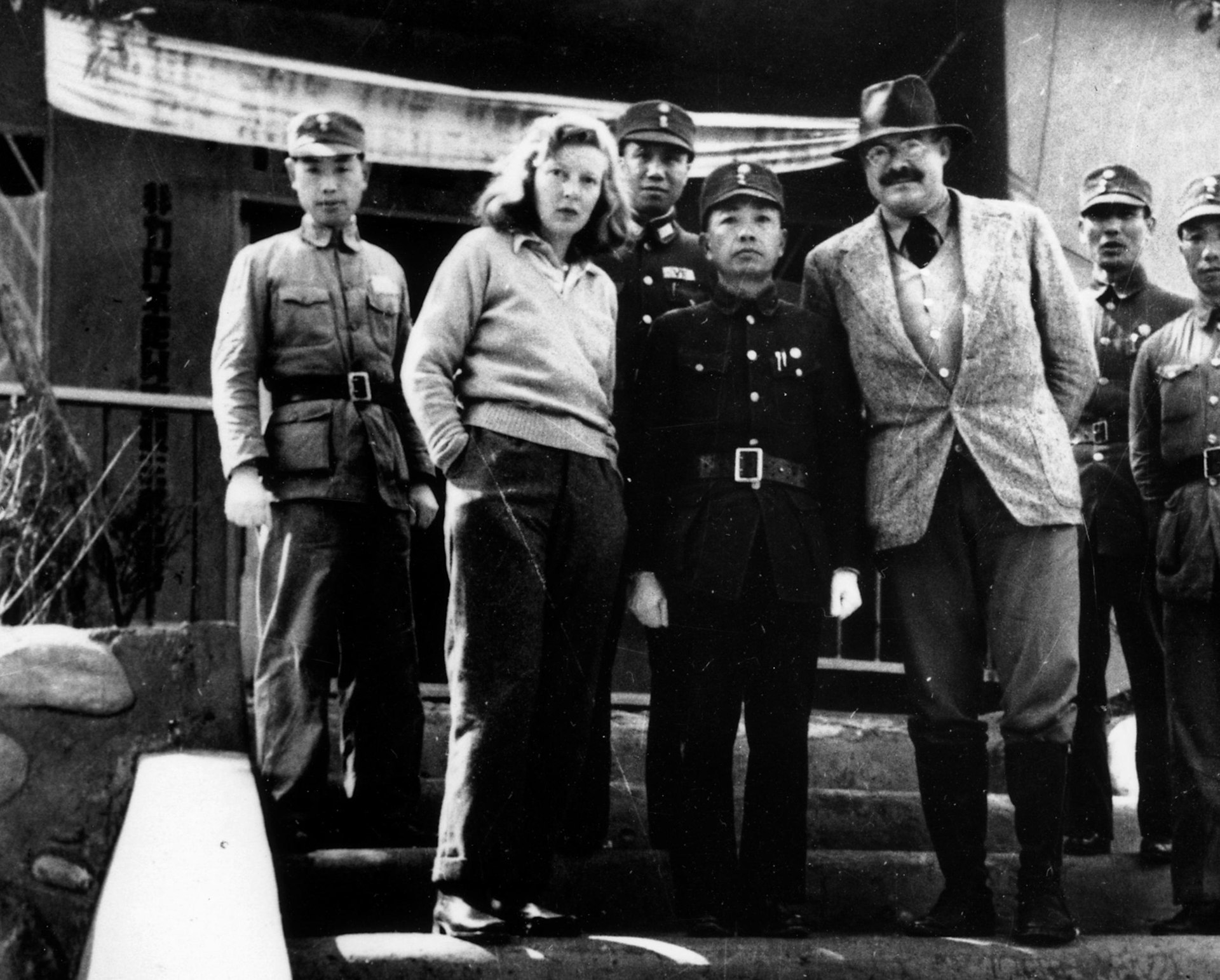 A black and white photo depicts Martha Gellhorn and Ergentest Hemmingway. 