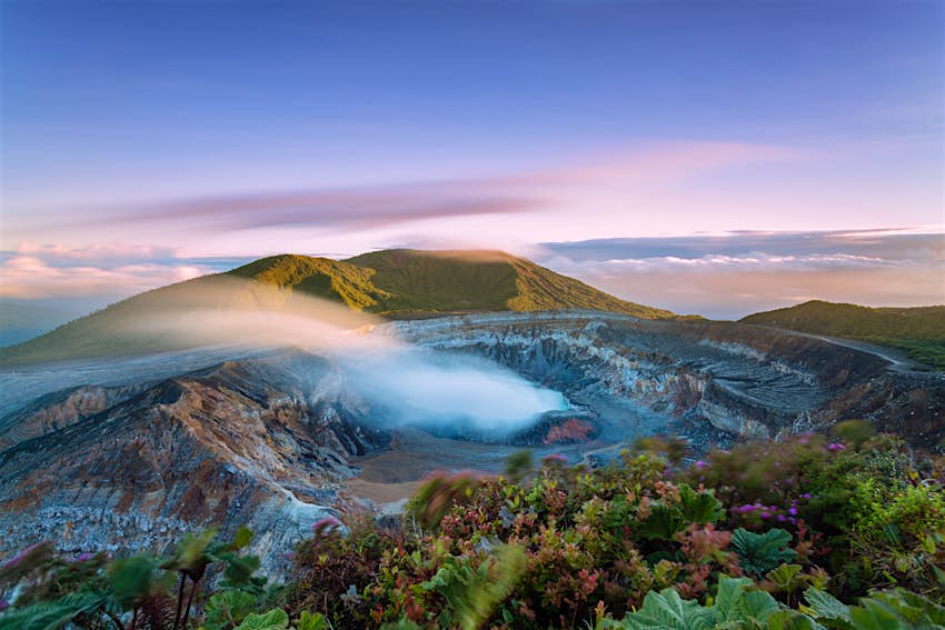 火山口在日落时排出烟雾的高角度视图，哥斯达黎加POAS火山
