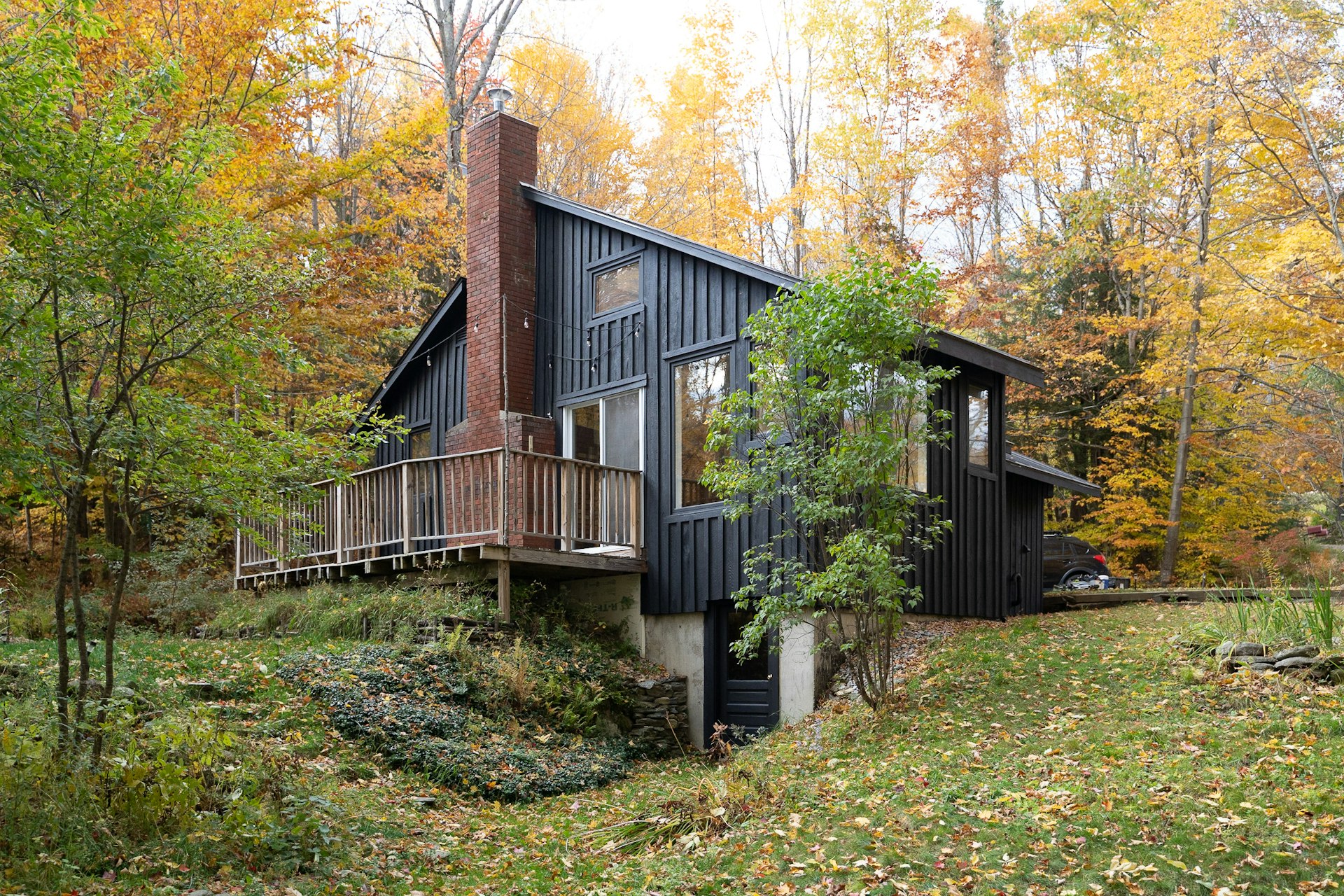 Black exterior of the modern Waldhaus cabin in Mad River Valley, VT
