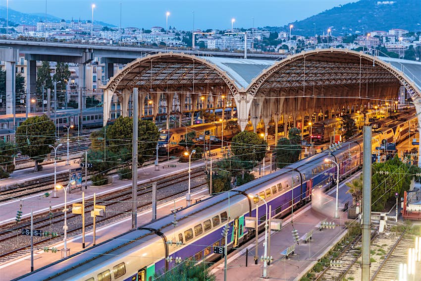 2014年11月2日：晚上Gare de Nice-Ville火车站的外观。