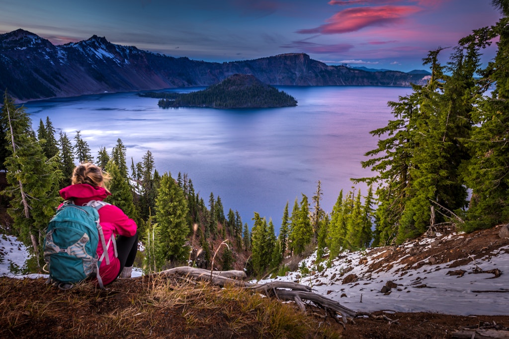 背包客的女孩看着日落威萨岛的火山口湖和背景中的守望者峰