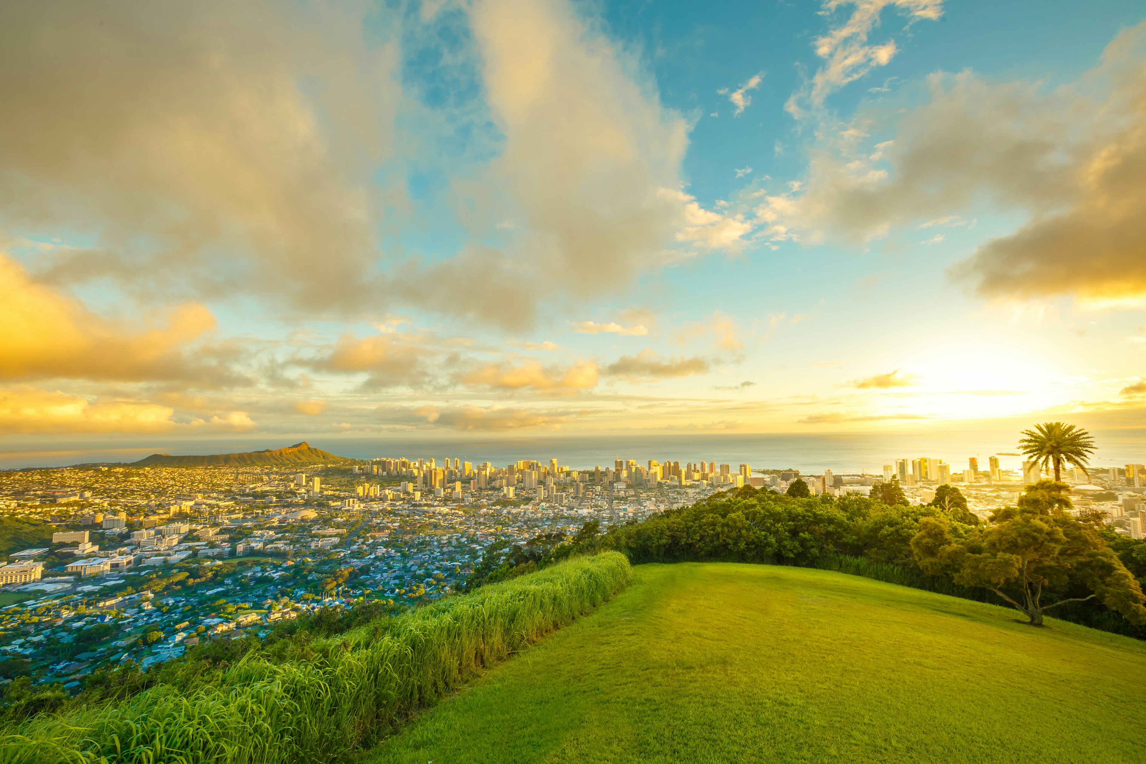 Tantalus Lookout at sunset, Puu Ualakaa State Park Honolulu