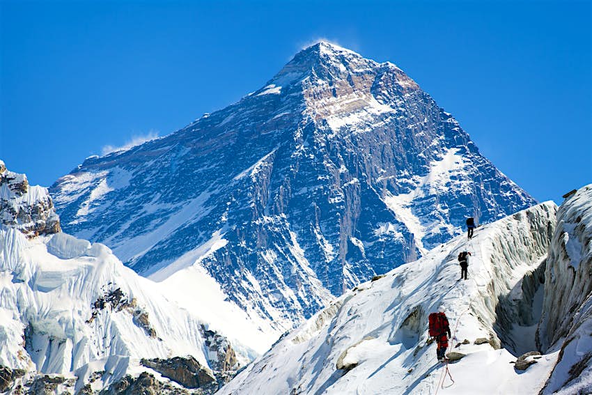 Vista del Everest desde el valle de Gokyo con un grupo de escaladores en el glaciar