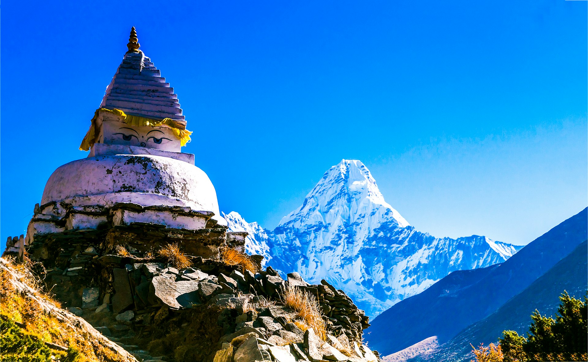 Ama Dablam mountain temple in Nepal © Nikolay Zaborskikh/Shutterstock.com