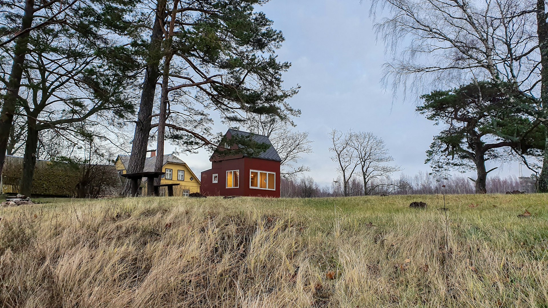 A landscape picture of the tiny house