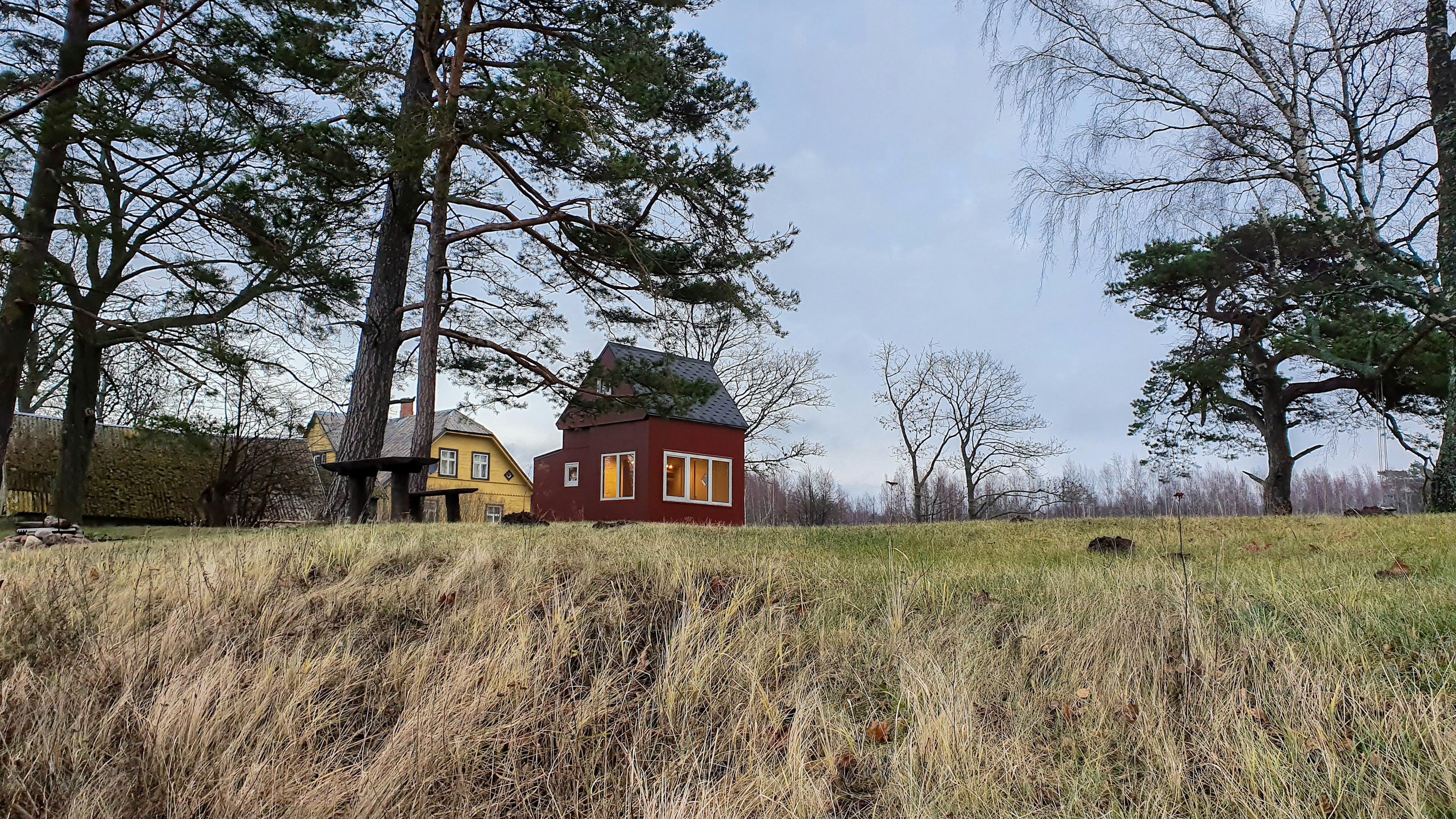 A landscape picture of the tiny house