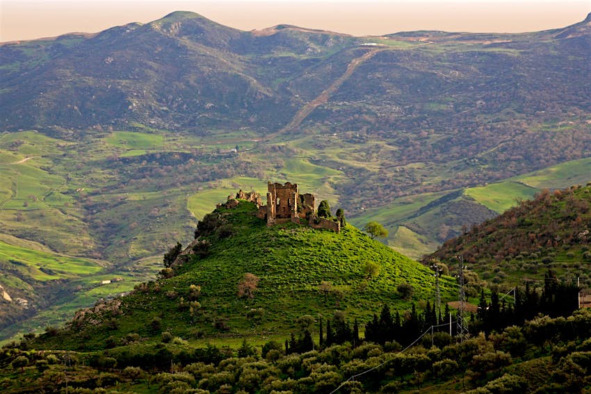 Rovine del castello.  Troina.  Sicilia.  Italia