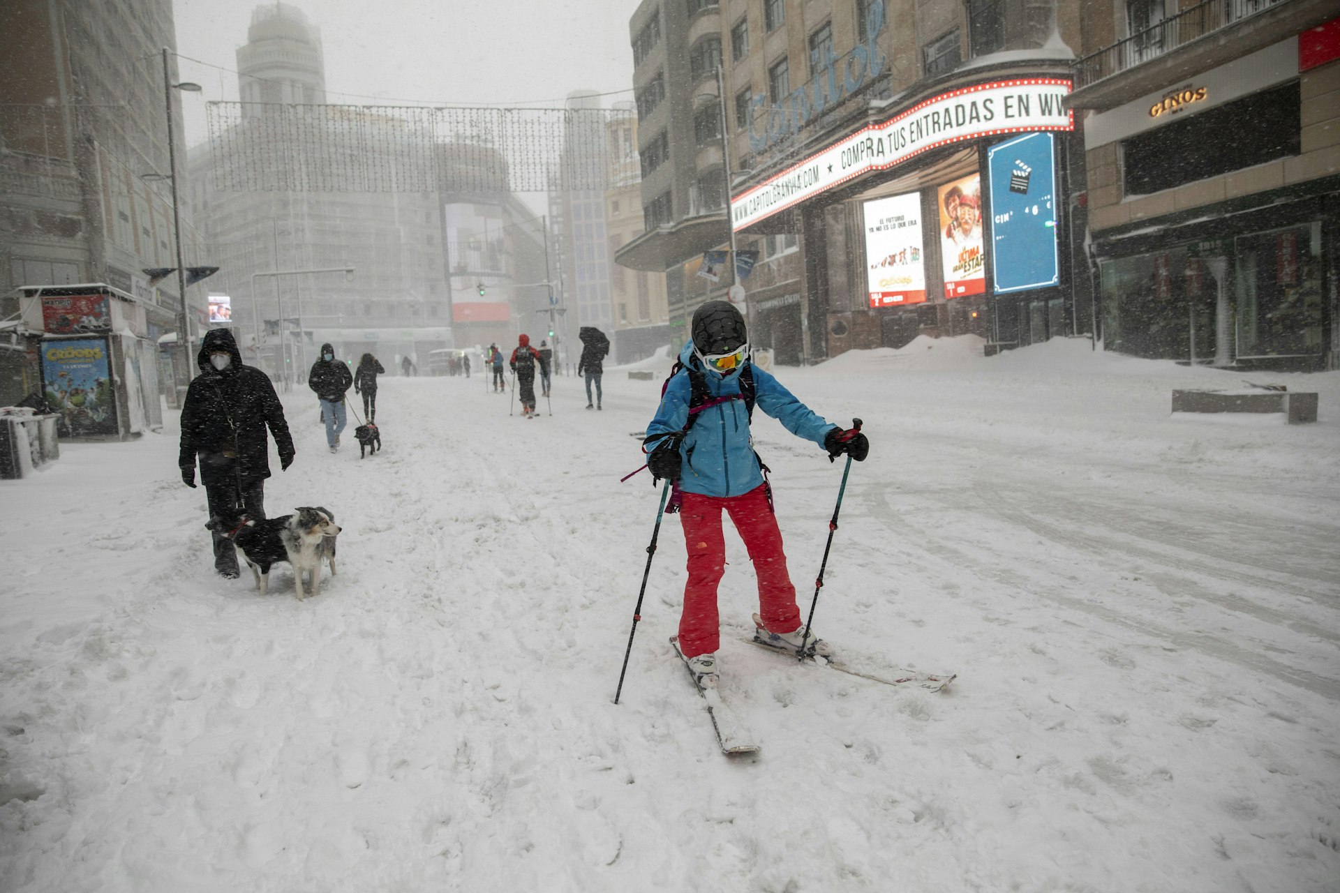 People move down Madrid's Gran Vía with skis