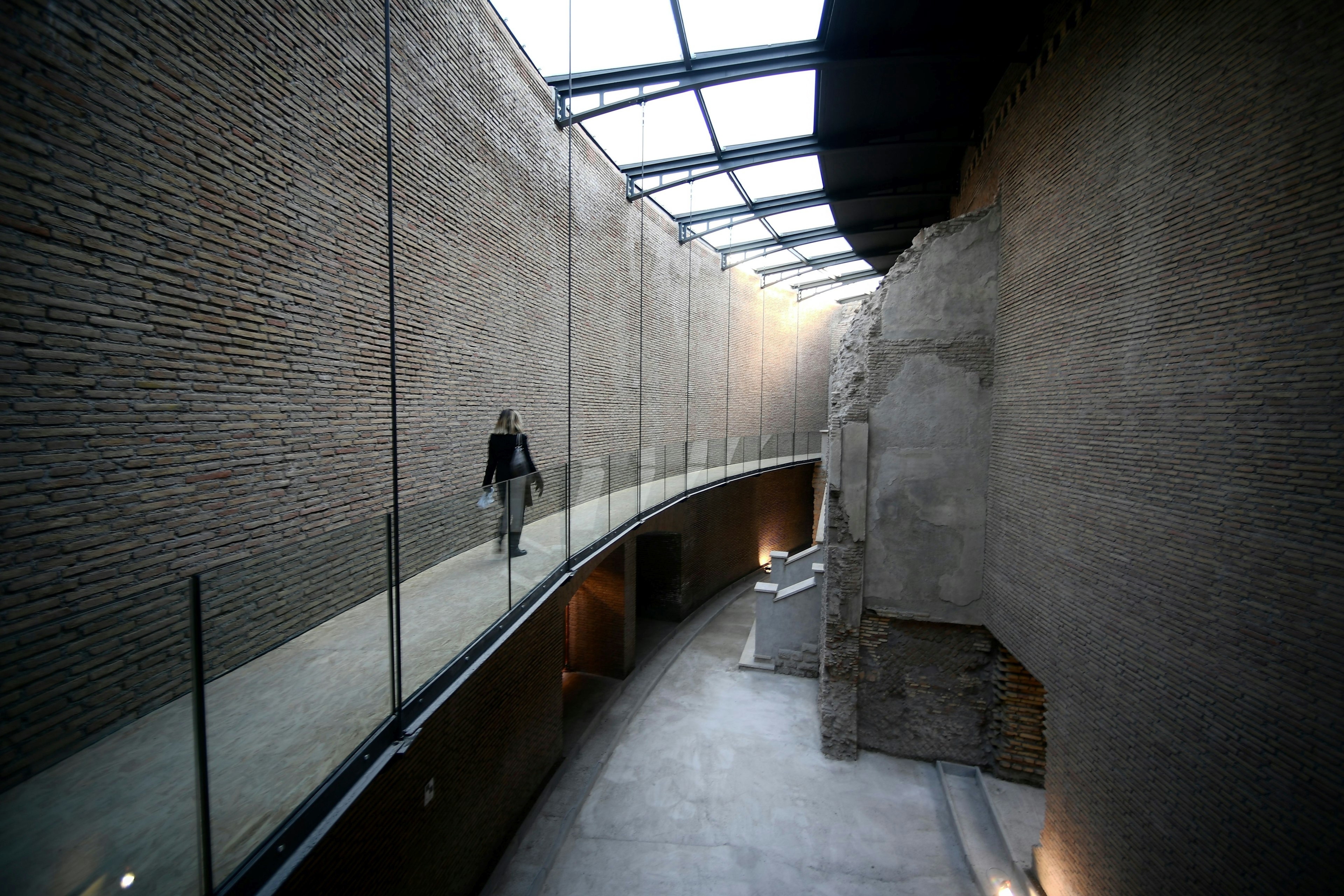 A picture of a worker surveilling the works inside the Mausoleo