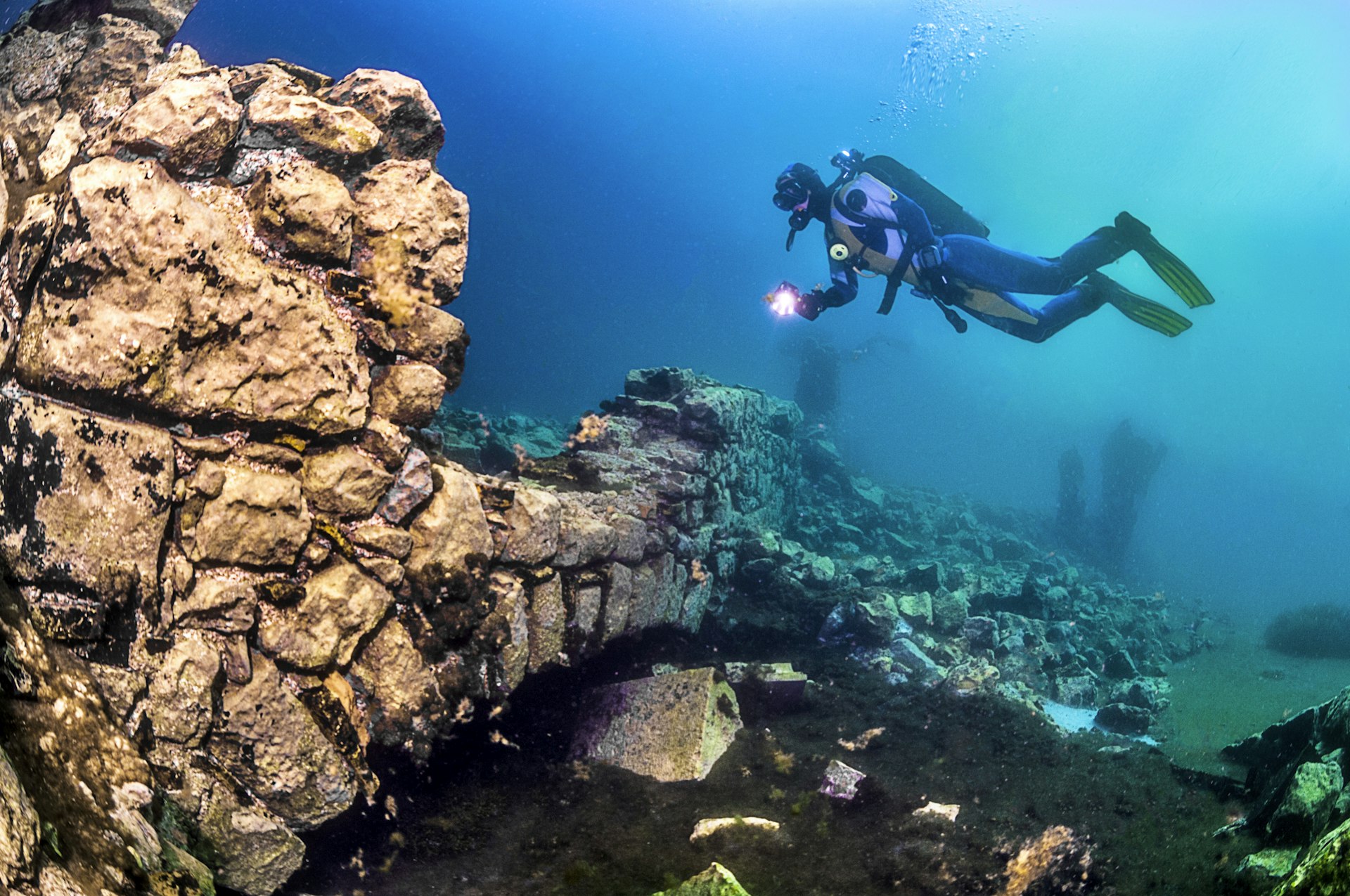 A picture of the underwater houses at the Capodacqua lake