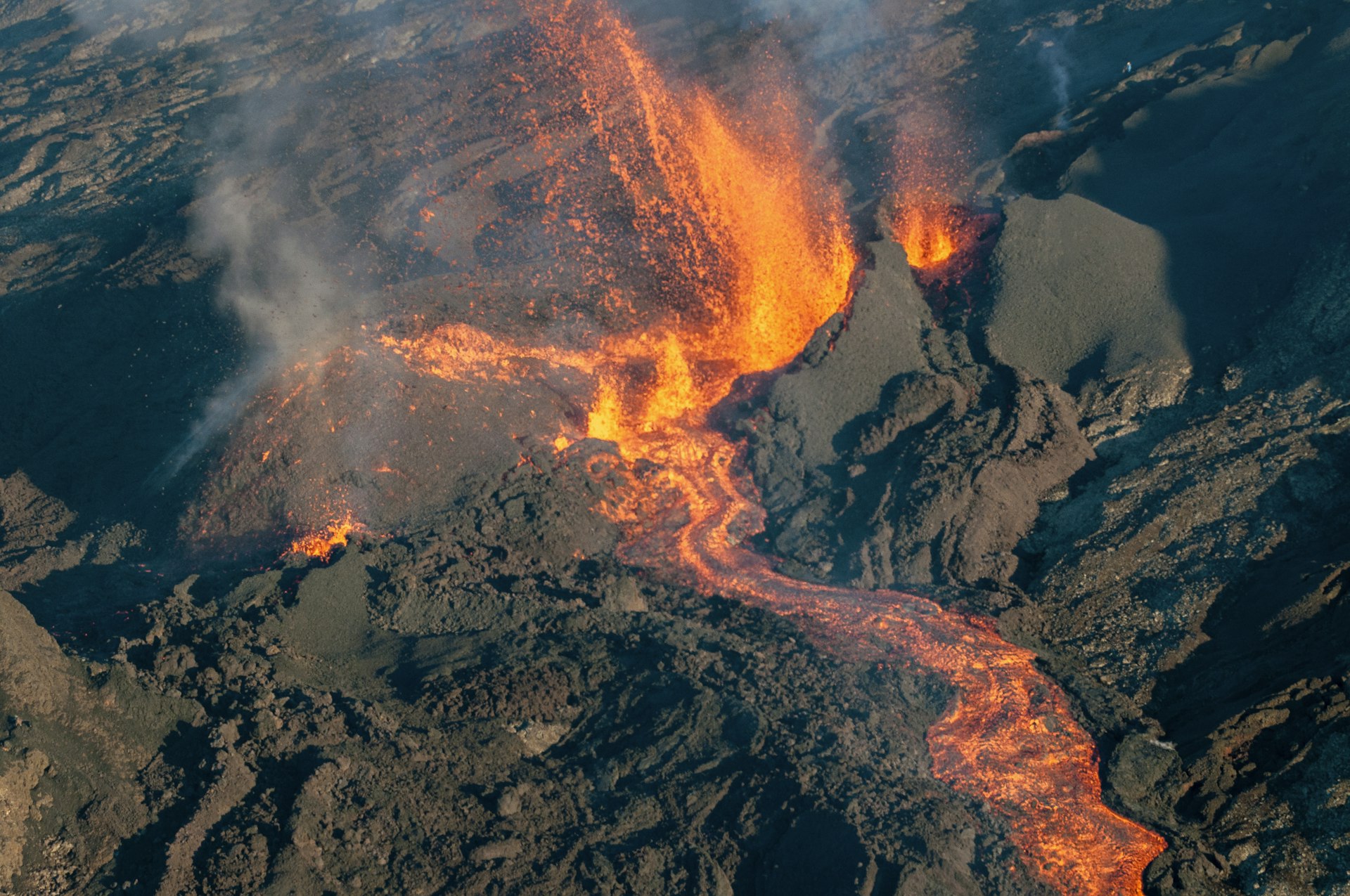 utsikt över varm lava i en vulkan omgiven av kall svart lava 