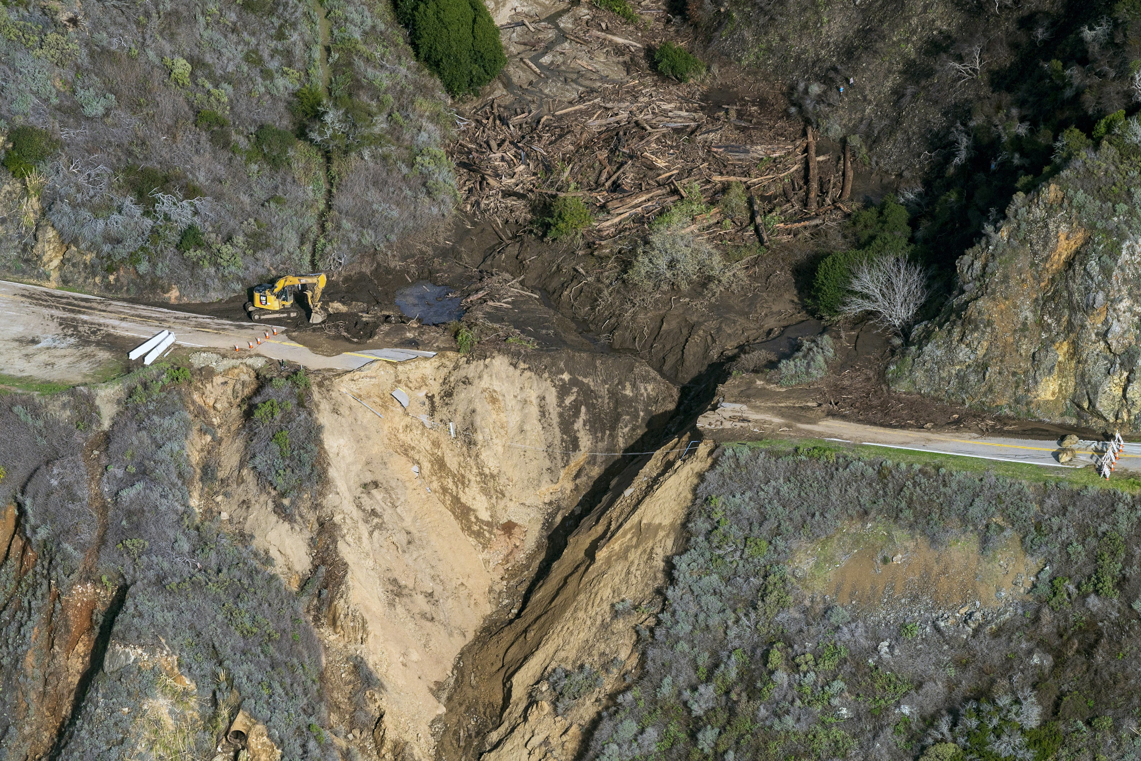 The damaged Highway 1 in the US after storm damage