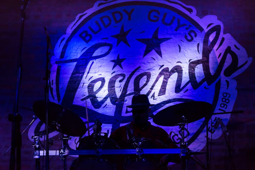 En trummis på scen på Buddy Guy's Legends jazzklubb i Chicago, Illinois