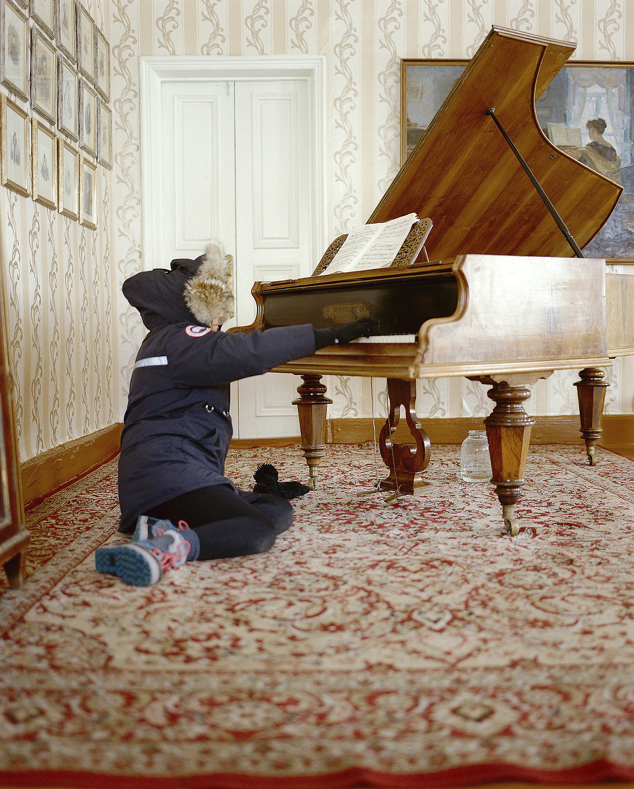 Author with piano near Kiaktha -19071_MTU_SIBERIA_52_11.jpg