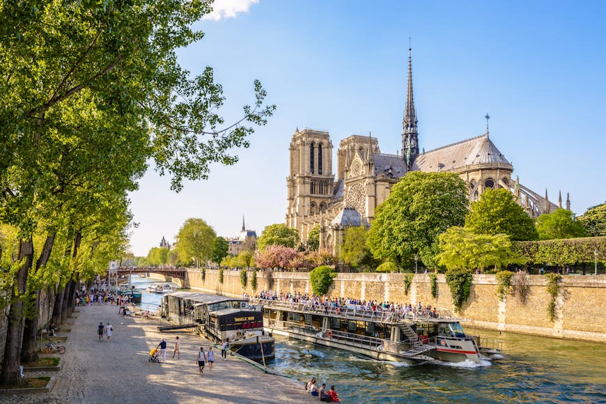 Seine devant la cathédrale Notre-Dame de Paris ©olrat/Shutterstock