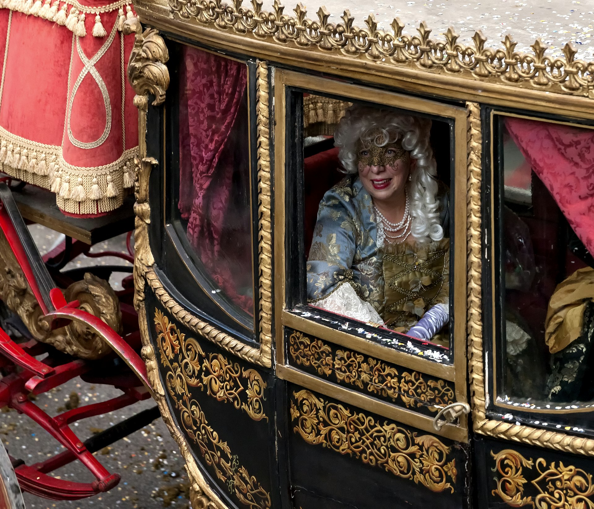 A masked dame in a coach in Rome