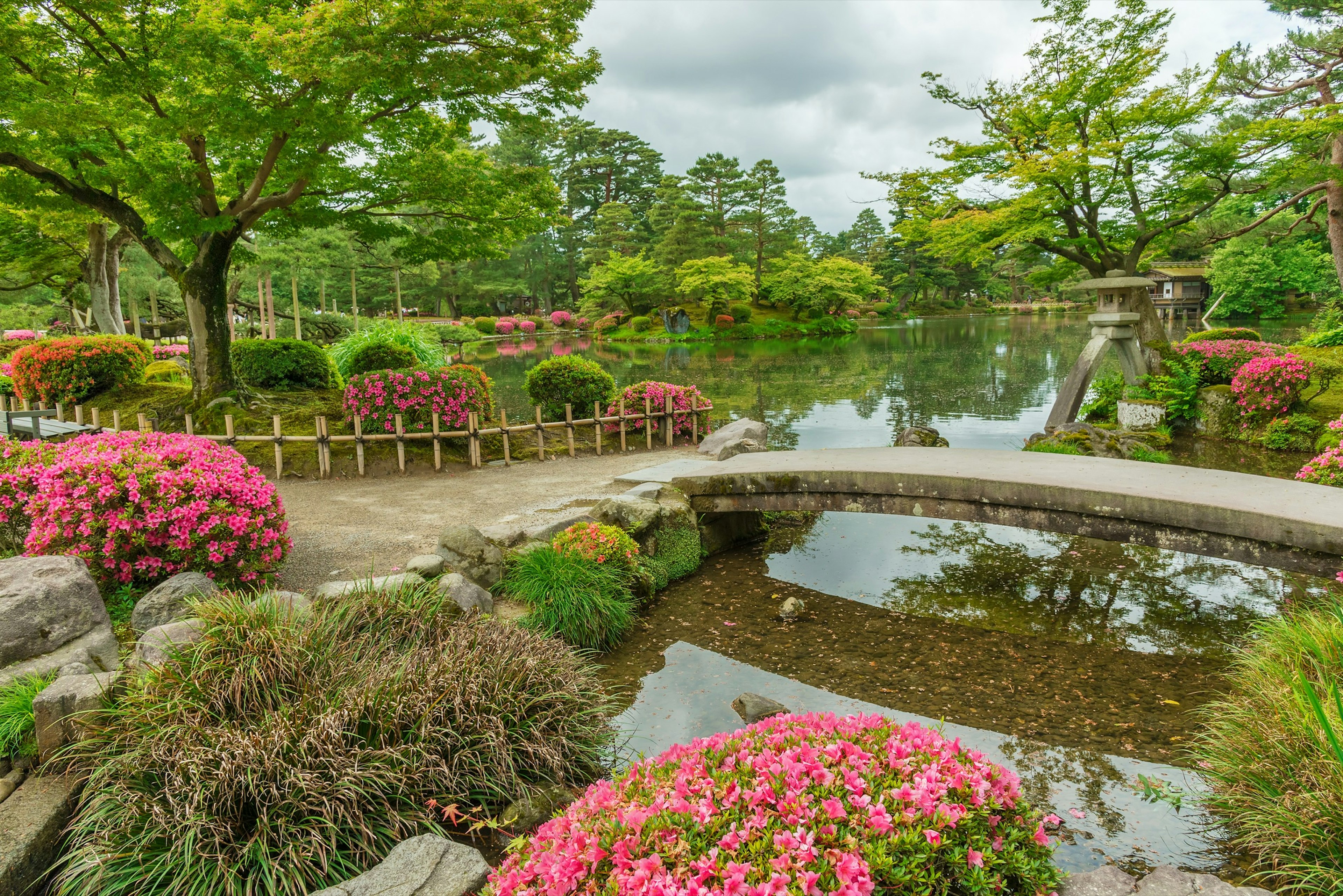 Three_Star_Road_Kenrokuen.jpg