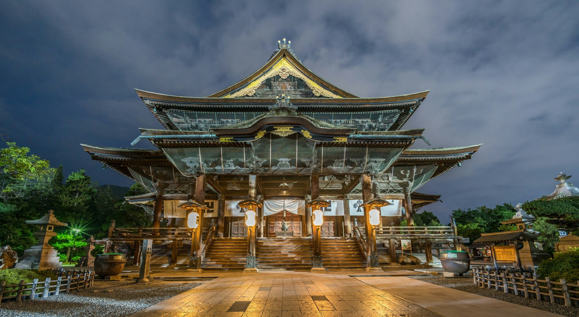 Three_Star_Road_Zenkoji_Temple.jpg