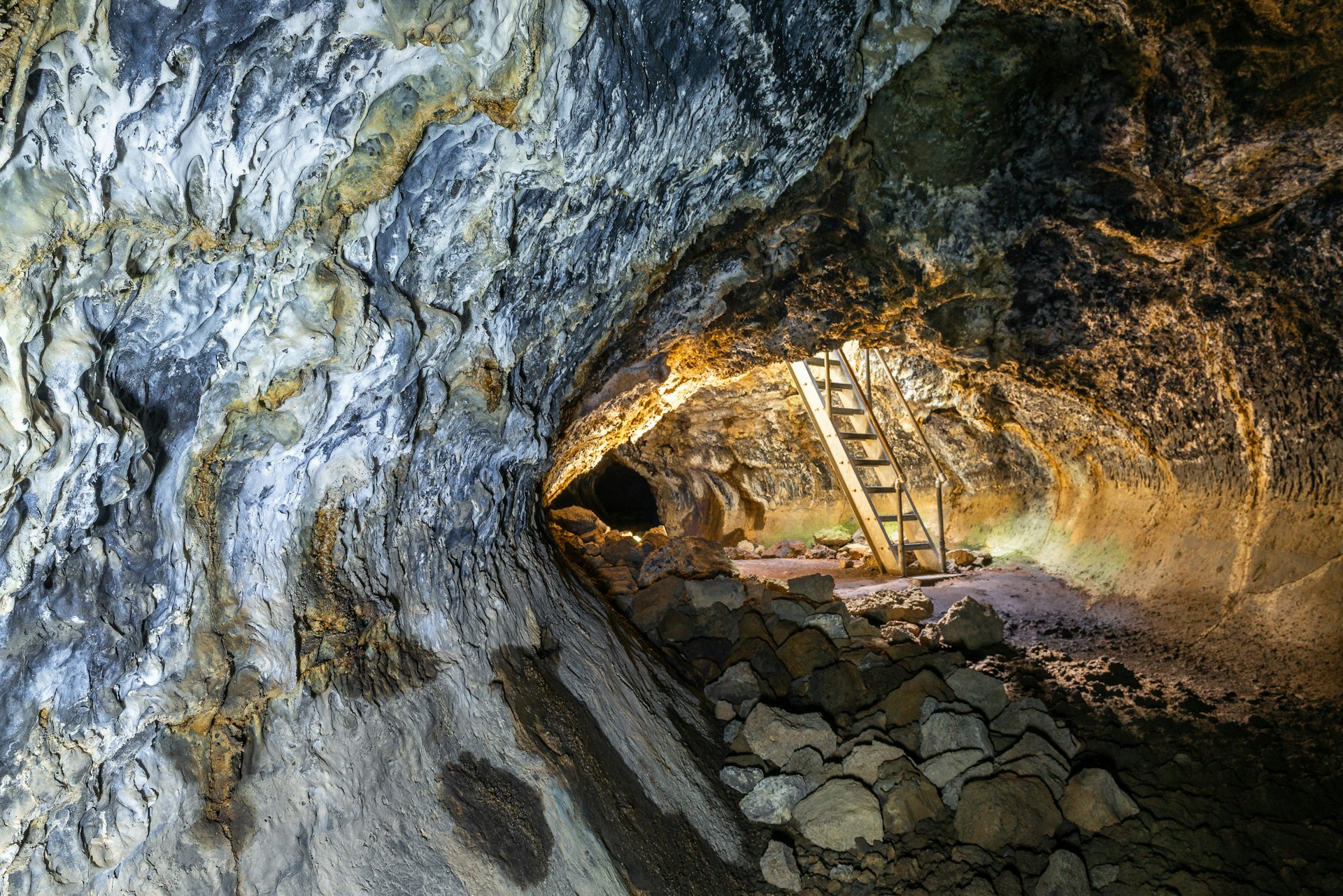 Uma escada de madeira que leva à superfície da Caverna Golden Dome no Monumento Nacional Lava Beds