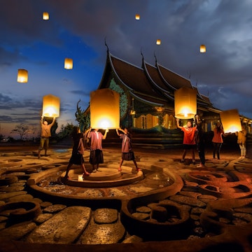 People floating lamp in yeepeng festival at pagoda tree glow temple Wat Sirindhorn Wararam.