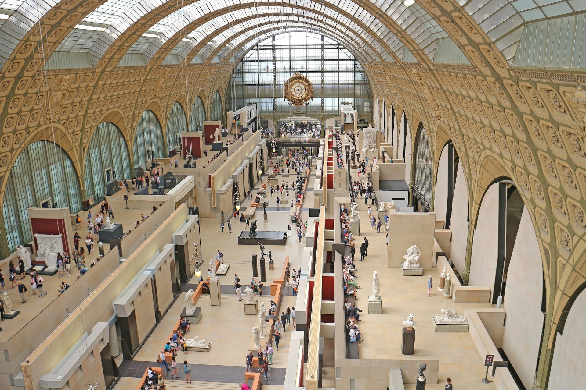 A view of the inside of the Musée d'Orsay, a huge room with a dome glass ceiling.