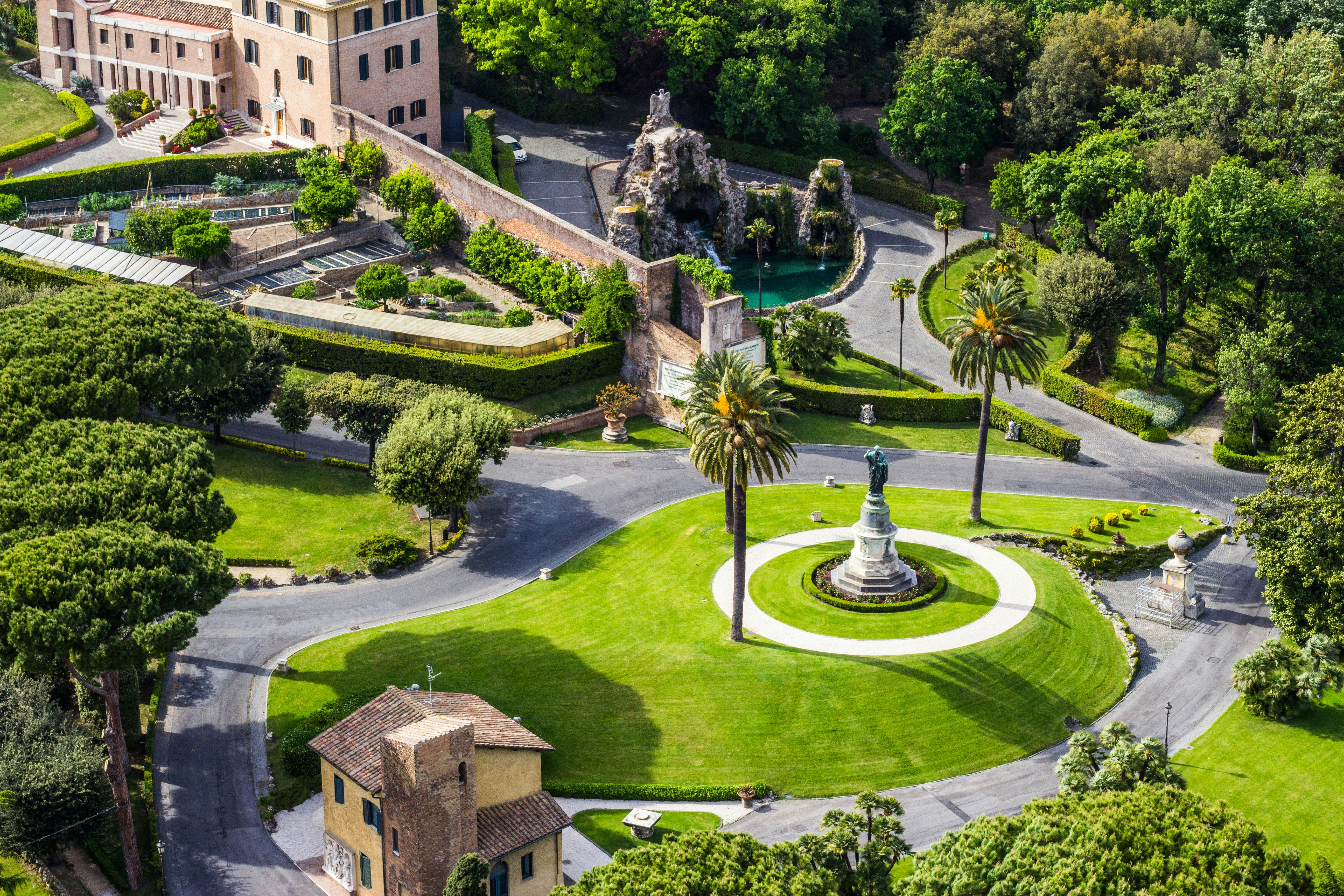 famous parks in rome italy        
        <figure class=