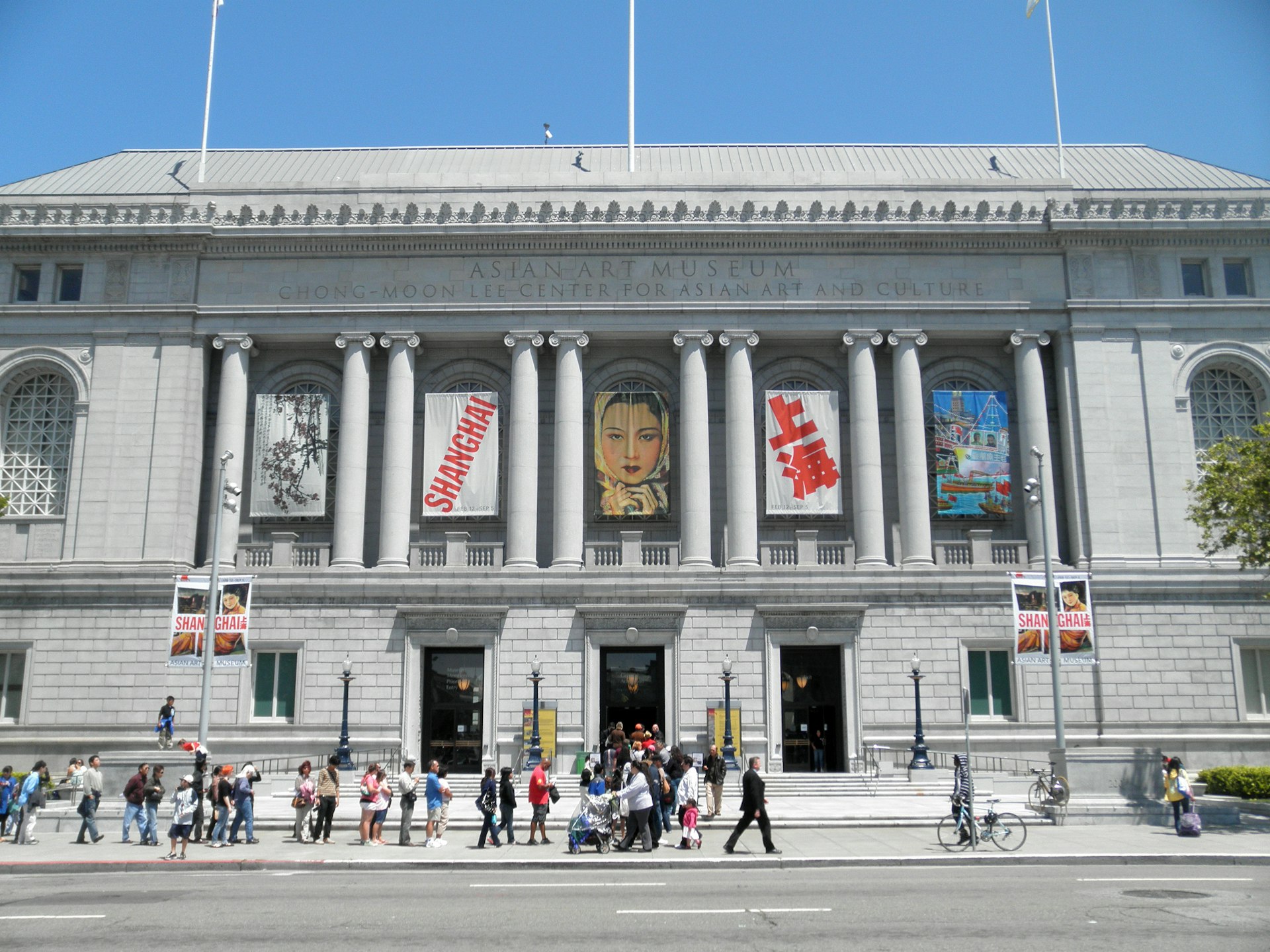 A long line at the Asian Art Museum on a free admission day