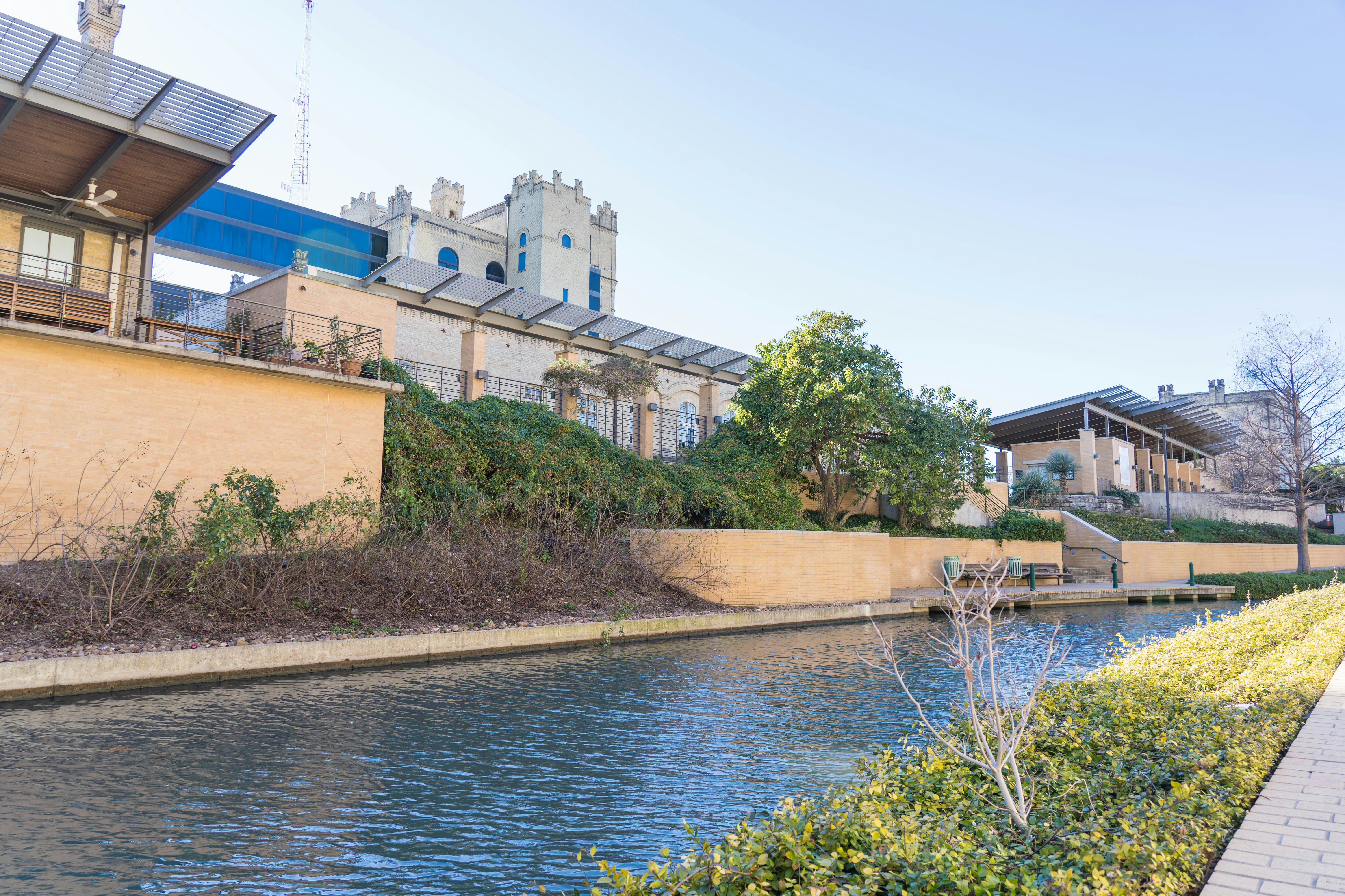 The San Antonio Museum of Art houses a great collection of modern and ancient art pieces, located right next to the San Antonio River © Shutterstock