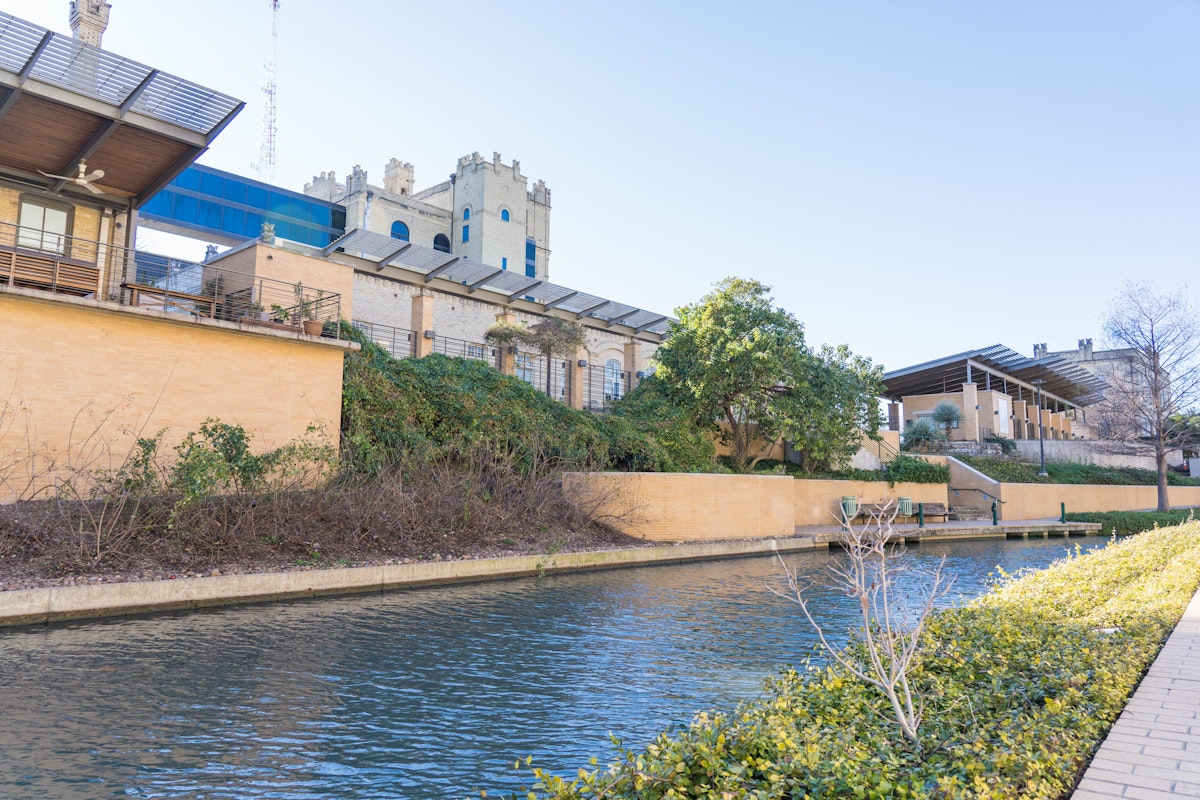 The San Antonio Museum of Art houses a great collection of modern and ancient art pieces, located right next to the San Antonio River © Shutterstock