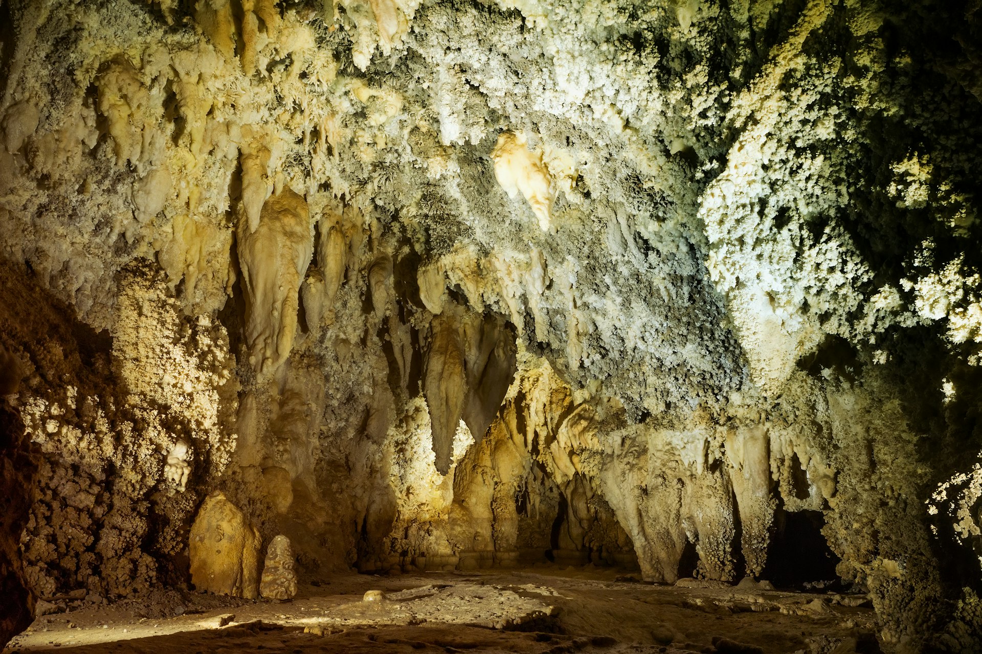Undulating dripstone formations in Timpanogos Cave, Salt Lake City