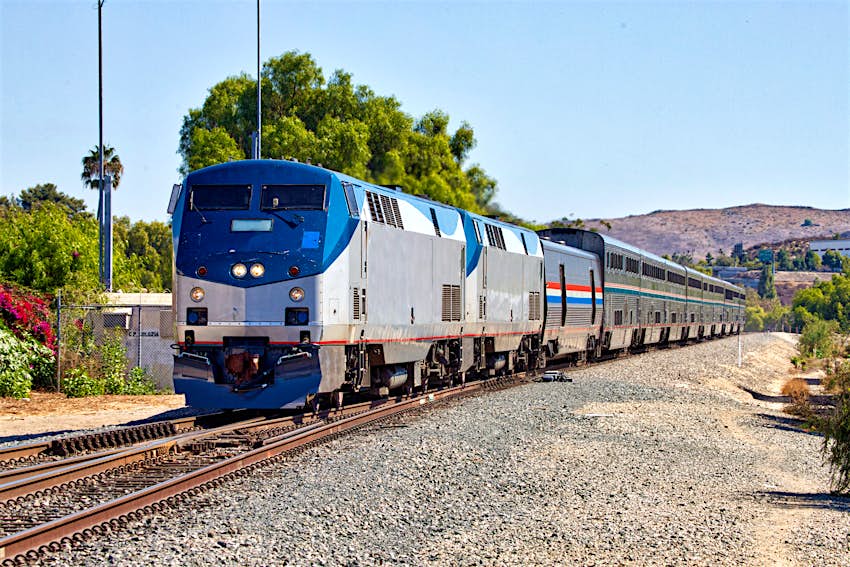 美国铁路公司的海岸星光(洛杉矶-西雅图)列车在加州摩尔公园。