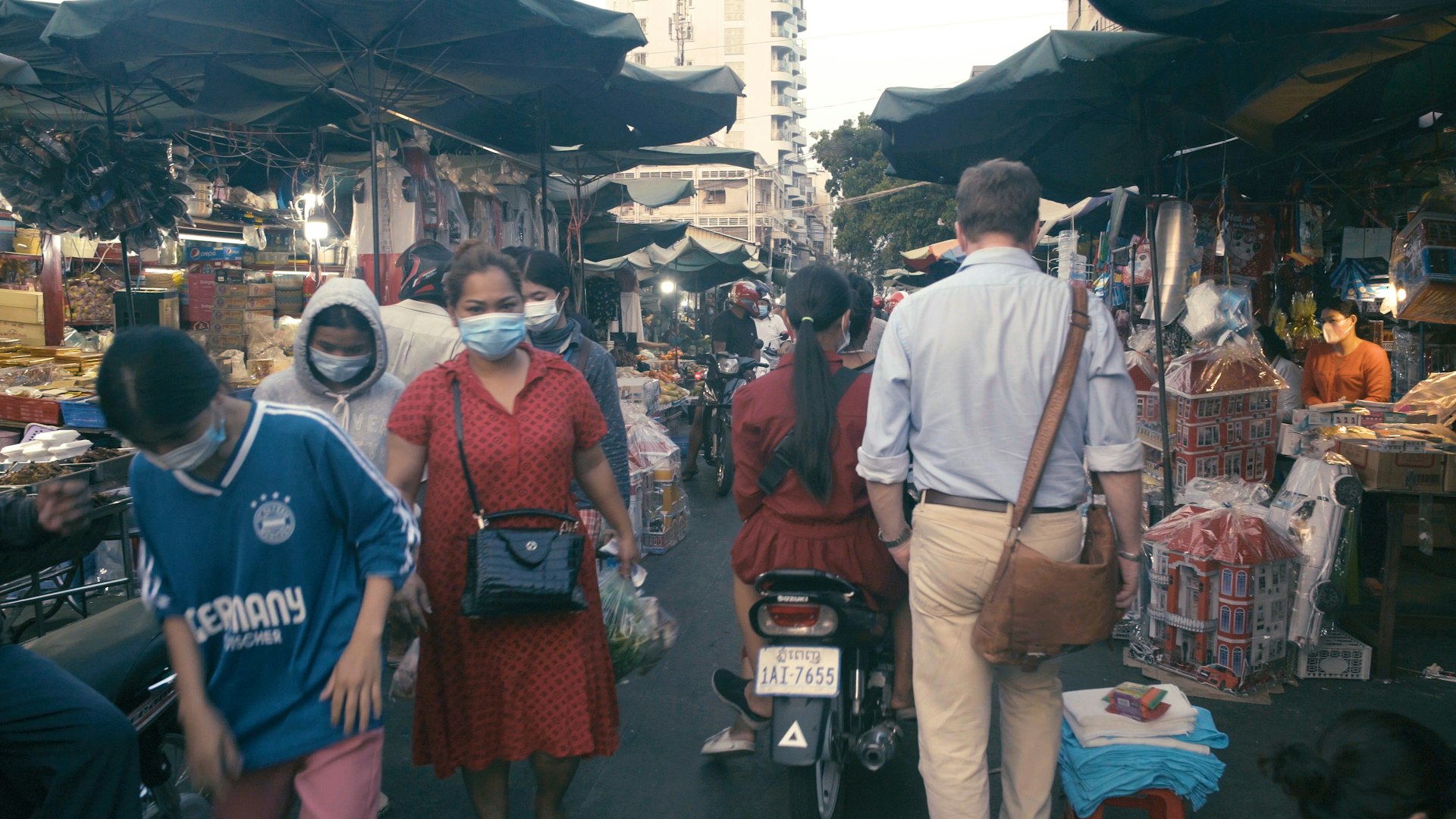 Cambodians wearing masks (1).jpg